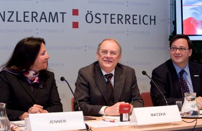 Am 1. Juni 2010 fand im Bundeskanzleramt eine Pressekonferenz zum Thema &quot;Digitales &Ouml;sterreich Explorer - Der erste E-Government Browser &Ouml;sterreichs stellt sich vor&quot; statt. Im Bild (v.L.n.R.) Petra Jenner, Gesch&auml;ftsf&uuml;hrerin von Microsoft &Ouml;sterreich, Manfred Matzka, Sektionschef im Bundeskanzleramt und Christian Rupp, Sprecher der Plattform Digitales &Ouml;sterreich im Bundeskanzleramt.