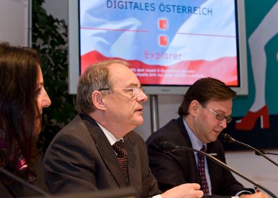 Am 1. Juni 2010 fand im Bundeskanzleramt eine Pressekonferenz zum Thema &quot;Digitales &Ouml;sterreich Explorer - Der erste E-Government Browser &Ouml;sterreichs stellt sich vor&quot; statt. Im Bild (v.L.n.R.) Petra Jenner, Gesch&auml;ftsf&uuml;hrerin von Microsoft &Ouml;sterreich, Manfred Matzka, Sektionschef im Bundeskanzleramt und Christian Rupp, Sprecher der Plattform Digitales &Ouml;sterreich im Bundeskanzleramt.