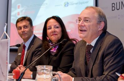 Am 1. Juni 2010 fand im Bundeskanzleramt eine Pressekonferenz zum Thema &quot;Digitales &Ouml;sterreich Explorer - Der erste E-Government Browser &Ouml;sterreichs stellt sich vor&quot; statt. Im Bild (v.L.n.R.) Robert Lampl, Leiter des Gesch&auml;ftsbereichs Online Services &amp; Windows von Microsoft &Ouml;sterreich, Petra Jenner, Gesch&auml;ftsf&uuml;hrerin von Microsoft &Ouml;sterreich und Manfred Matzka, Sektionschef im Bundeskanzleramt.