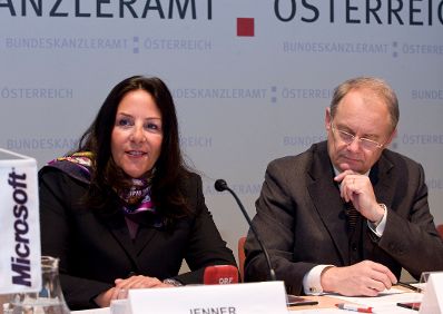 Am 1. Juni 2010 fand im Bundeskanzleramt eine Pressekonferenz zum Thema &quot;Digitales &Ouml;sterreich Explorer - Der erste E-Government Browser &Ouml;sterreichs stellt sich vor&quot; statt. Im Bild Petra Jenner, Gesch&auml;ftsf&uuml;hrerin von Microsoft &Ouml;sterreich mit Manfred Matzka, Sektionschef im Bundeskanzleramt.