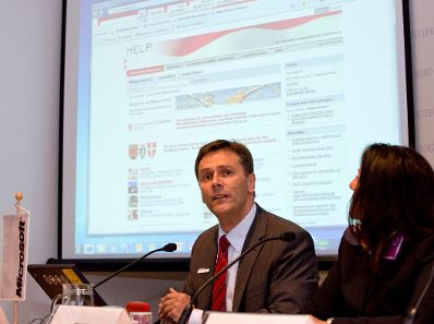 Am 1. Juni 2010 fand im Bundeskanzleramt eine Pressekonferenz zum Thema &quot;Digitales &Ouml;sterreich Explorer - Der erste E-Government Browser &Ouml;sterreichs stellt sich vor&quot; statt. Im Bild Robert Lampl, Leiter des Gesch&auml;ftsbereichs Online Services &amp; Windows von Microsoft &Ouml;sterreich mit Petra Jenner, Gesch&auml;ftsf&uuml;hrerin von Microsoft &Ouml;sterreich.