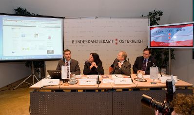 Am 1. Juni 2010 fand im Bundeskanzleramt eine Pressekonferenz zum Thema &quot;Digitales &Ouml;sterreich Explorer - Der erste E-Government Browser &Ouml;sterreichs stellt sich vor&quot; statt. Im Bild (v.L.n.R.) Robert Lampl, Leiter des Gesch&auml;ftsbereichs Online Services &amp; Windows von Microsoft &Ouml;sterreich, Petra Jenner, Gesch&auml;ftsf&uuml;hrerin von Microsoft &Ouml;sterreich, Manfred Matzka, Sektionschef im Bundeskanzleramt und Christian Rupp, Sprecher der Plattform Digitales &Ouml;sterreich im Bundeskanzleramt.