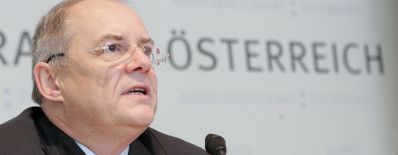 Am 26. November 2010 fand im Bundeskanzleramt eine Pressekonferenz zum Thema Vertrauen und Sicherheit beim Einsatz von IKT im Rahmen der &quot;Digitalen Agenda f&uuml;r Europa&quot; statt. Im Bild Manfred Matzka, Sektionschef im Bundeskanzleramt.