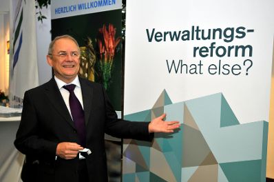 Sektionschef Manfred Matzka (BKA) zeigt das Motto der 1. Verwaltungsmesse.