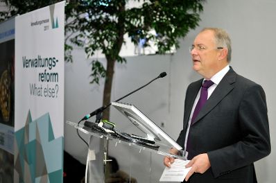 Sektionschef Manfred Matzka (BKA) bei der Begr&uuml;&szlig;ung der TeilnehmerInnen und Teilnehmer der Verwaltungsmesse.