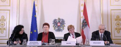 Am 25. J&auml;nner 2013 fand im Bundeskanzleramt der 7. Europ&auml;ische Datenschutztag zum Thema: &bdquo;Aktuelle Entwicklungen im Datenschutz unter besonderer Beachtung von Social Media&ldquo; statt. Im Anschluss an die Veranstaltung gab es eine Pressekonferenz. Im Bild: Ulrike Vogler-Kremsmayer, Eva Souhrada-Kirchmayer, Johann Maier und Thilo Weichtert (v.l.n.r.).