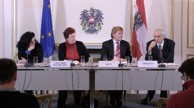 Am 25. J&auml;nner 2013 fand im Bundeskanzleramt der 7. Europ&auml;ische Datenschutztag zum Thema: &bdquo;Aktuelle Entwicklungen im Datenschutz unter besonderer Beachtung von Social Media&ldquo; statt. Im Anschluss an die Veranstaltung gab es eine Pressekonferenz. Im Bild: Ulrike Vogler-Kremsmayer, Eva Souhrada-Kirchmayer, Johann Maier und Thilo Weichtert (v.l.n.r.).