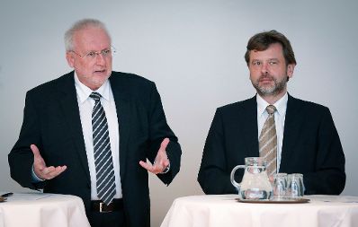 Am 18. Februar 2013 fand im Bundeskanzleramt eine Info-Veranstaltung zum neuen Bundesverwaltungsgericht f&uuml;r Bundesbedienstete statt. Im Bild Pr&auml;sident Harald Perl (l.) und Vizepr&auml;sident Michael Sachs (r.).