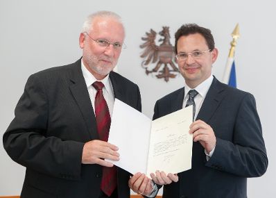Am 26. April 2013 wurden Dekrete an Senatsmitglieder des Bundesvergabeamtes zu Richterinnen und Richtern des Bundesverwaltungsgerichts verliehen. Im Bild Pr&auml;sident Harald Perl mit Richter Bernhard Ditz.