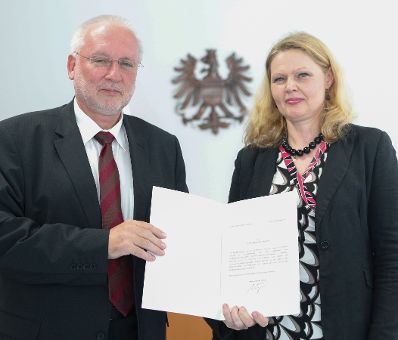 Am 26. April 2013 wurden Dekrete an Senatsmitglieder des Bundesvergabeamtes zu Richterinnen und Richtern des Bundesverwaltungsgerichts verliehen. Im Bild Pr&auml;sident Harald Perl mit Richterin Margit M&ouml;slinger-Gehmayr.