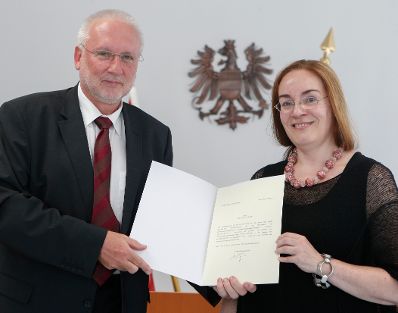 Am 26. April 2013 wurden Dekrete an Senatsmitglieder des Bundesvergabeamtes zu Richterinnen und Richtern des Bundesverwaltungsgerichts verliehen. Im Bild Pr&auml;sident Harald Perl mit Richterin Angela Schidlof.