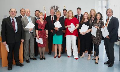 Am 26. April 2013 wurden Dekrete an Senatsmitglieder des Bundesvergabeamtes zu Richterinnen und Richtern des Bundesverwaltungsgerichts verliehen. Im Bild Pr&auml;sident Harald Perl und Vizepr&auml;sident Michael Sachs mit den neuen Richterinnen und Richtern des Bundesverwaltungsgerichts.
