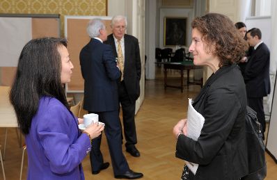 Am 7. und 8. Mai 2013 fand im Bundeskanzleramt die EuDEM Konferenz (Conference on European Democracy) statt. Im Gespr&auml;ch Hiroko Kudo (l.) mit Christina Binder (r.).