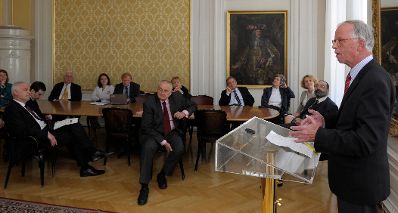 Am 7. und 8. Mai 2013 fand im Bundeskanzleramt die EuDEM Konferenz (Conference on European Democracy) statt. Am Rednerpult BM a.D. Dr. Werner Fasslabend, links im Bild Gerhard Jandl.