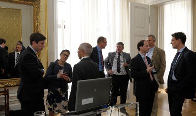 Am 25. Juni 2013 fand der Workshop &quot;Public Sector Information - Open Data - What is fair: Free Access or Fees?&quot; im Bundeskanzleramt statt. Im Gespr&auml;ch (v.l.n.r.) Victor Vaugoin, Valeria Barbaro, Reinhard Gissing, Marco Porak, Peter Hubalek, Peter Parycek, Georg Hittmair und Konrad Pesendorfer.