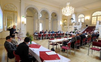 Am 20. November 2013 fand im Haus des Sports die Diskussionsveranstaltung &bdquo;Internationaler Sport &ndash; eine rechtliche Herausforderung f&uuml;r Verwaltung und Gerichtsbarkeit?&ldquo; statt. Am Rednerpult Dr. Herbert H&uuml;bel, Vorstandsmitglied des &Ouml;sterreichischen Olympischen Comit&eacute;, bei der thematischen Einf&uuml;hrung.