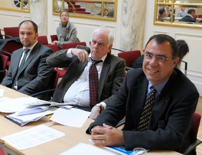 Am 20. November 2013 fand im Haus des Sports die Diskussionsveranstaltung &bdquo;Internationaler Sport &ndash; eine rechtliche Herausforderung f&uuml;r Verwaltung und Gerichtsbarkeit?&ldquo; statt. Im Bild (v.l.n.r.) Oliver Jaberg von der F&eacute;d&eacute;ration Internationale de Football Association (FIFA), Dr. Hans Wipr&auml;chtiger, ehemaliges Mitglied des schweizerischen Bundesgerichts und Pierre Cornu vom Internationalen Zentrum f&uuml;r Sportstudien.