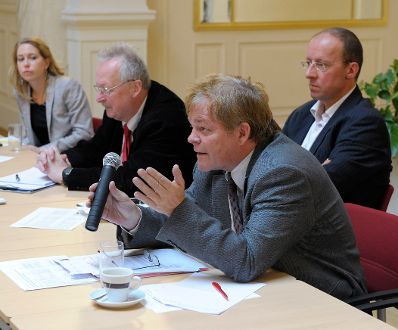 Am 20. November 2013 fand im Haus des Sports die Diskussionsveranstaltung &bdquo;Internationaler Sport &ndash; eine rechtliche Herausforderung f&uuml;r Verwaltung und Gerichtsbarkeit?&ldquo; statt. Im Vordergrund Johann Maier, Vorsitzender des Datenschutzrates und Abg.z.NR a.D.