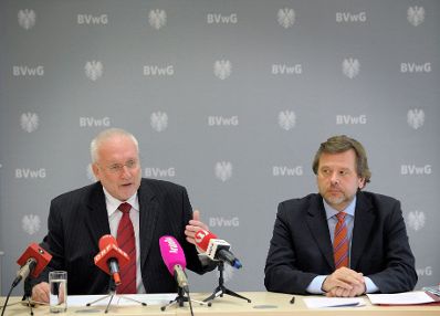 Am 3. J&auml;nner 2014 fand im Bundesverwaltungsgericht eine Pressekonferenz zum Thema &bdquo;Eine konkrete Handlungsanleitung f&uuml;r B&uuml;rgerin und B&uuml;rger: Wie ich zu meinem Recht komme&ldquo; statt. Im Bild Harald Perl, Pr&auml;sident des Bundesverwaltungsgerichts (l.) und Michael Sachs, Vizepr&auml;sident des Bundesverwaltungsgerichts (r.).