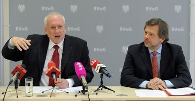 Am 3. J&auml;nner 2014 fand im Bundesverwaltungsgericht eine Pressekonferenz zum Thema &bdquo;Eine konkrete Handlungsanleitung f&uuml;r B&uuml;rgerin und B&uuml;rger: Wie ich zu meinem Recht komme&ldquo; statt. Im Bild Harald Perl, Pr&auml;sident des Bundesverwaltungsgerichts (l.) und Michael Sachs, Vizepr&auml;sident des Bundesverwaltungsgerichts (r.).