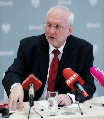 Am 3. J&auml;nner 2014 fand im Bundesverwaltungsgericht eine Pressekonferenz zum Thema &bdquo;Eine konkrete Handlungsanleitung f&uuml;r B&uuml;rgerin und B&uuml;rger: Wie ich zu meinem Recht komme&ldquo; statt. Im Bild Harald Perl, Pr&auml;sident des Bundesverwaltungsgerichts .