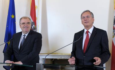 Bundesminister Alois St&ouml;ger (r.) mit Justizminister Wolfgang Brandstetter (l.) beim Pressefoyer nach dem Ministerrat am 21. J&auml;nner 2014.