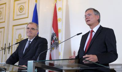 Bundesminister Alois St&ouml;ger (r.) mit Justizminister Wolfgang Brandstetter (l.) beim Pressefoyer nach dem Ministerrat am 21. J&auml;nner 2014.