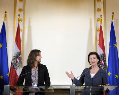 Bundesministerin f&uuml;r Bildung und Frauen Gabriele Heinisch-Hosek (r.) mit Bundesministerin f&uuml;r Familien und Jugend Sophie Karmasin (l.) beim Pressefoyer nach dem Ministerrat am 11. Februar 2014.