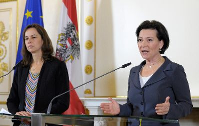 Bundesministerin f&uuml;r Bildung und Frauen Gabriele Heinisch-Hosek (r.) mit Bundesministerin f&uuml;r Familien und Jugend Sophie Karmasin (l.) beim Pressefoyer nach dem Ministerrat am 11. Februar 2014.
