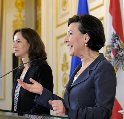 Bundesministerin f&uuml;r Bildung und Frauen Gabriele Heinisch-Hosek (r.) mit Bundesministerin f&uuml;r Familien und Jugend Sophie Karmasin (l.) beim Pressefoyer nach dem Ministerrat am 11. Februar 2014.