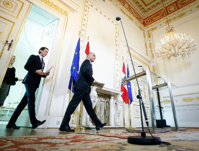 Verteidigungsminister Gerald Klug (r.) mit Au&szlig;enminister Sebastian Kurz (l.) beim Pressefoyer nach dem Ministerrat am 18. Februar 2014.
