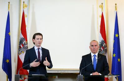 Verteidigungsminister Gerald Klug (r.) mit Au&szlig;enminister Sebastian Kurz (l.) beim Pressefoyer nach dem Ministerrat am 18. Februar 2014.