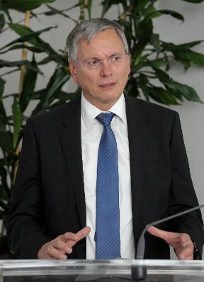 Am 23. April 2014 fand anl&auml;sslich der europ&auml;ischen Impfwoche der Weltgesundheitsorganisation die Veranstaltung &bdquo;Ethik und Impfen&ldquo; im Bundeskanzleramt statt. Im Bild Gesundheitsminister Alois St&ouml;ger bei der Er&ouml;ffnung der Veranstaltung.