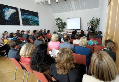 Am 23. April 2014 fand anl&auml;sslich der europ&auml;ischen Impfwoche der Weltgesundheitsorganisation die Veranstaltung &bdquo;Ethik und Impfen&ldquo; im Bundeskanzleramt statt. Im Bild Gesundheitsminister Alois St&ouml;ger bei der Er&ouml;ffnung der Veranstaltung.