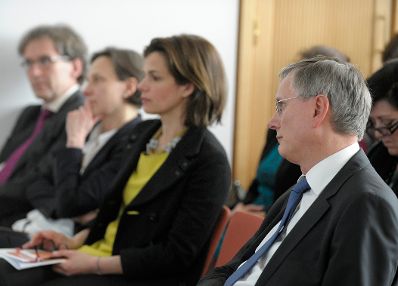 Am 23. April 2014 fand anl&auml;sslich der europ&auml;ischen Impfwoche der Weltgesundheitsorganisation die Veranstaltung &bdquo;Ethik und Impfen&ldquo; im Bundeskanzleramt statt. Im Bild Gesundheitsminister Alois St&ouml;ger (r.).