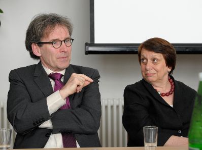 Am 23. April 2014 fand anl&auml;sslich der europ&auml;ischen Impfwoche der Weltgesundheitsorganisation die Veranstaltung &bdquo;Ethik und Impfen&ldquo; im Bundeskanzleramt statt. Im Bild Urban Wiesing von der Universit&auml;t T&uuml;bingen (l.) mit Elisabeth Frank, Schul&auml;rztin und Fach&auml;rztin f&uuml;r Kinder- und Jugendheilkunde (r.).