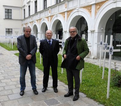 Am 30. Mai 2014 fand im Palais Porcia das Pre-Opening der Ausstellung &quot;Extraausgabee -! Die Medien und der Krieg 1914-1918&quot; statt. Im Bild (v.l.n.r.) Generaldirektor des &Ouml;sterreichischen Staatsarchivs Wolfgang Maderthaner, Sektionschef Manfred Matzka und k&uuml;nstlerischer Ausstellungsleiter Hans Hoffer.