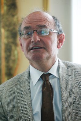 Am 5. Juni 2014 fand im Institut f&uuml;r Staatsorganisation und Verwaltungsreform ein nicht-&ouml;ffentliches Werkstattgespr&auml;ch zum Thema &bdquo;Amt der Bundesregierung&ldquo; statt. Am Rednerpult Univ.-Doz. Dr. Peter Bu&szlig;j&auml;ger bei seinem Referat.