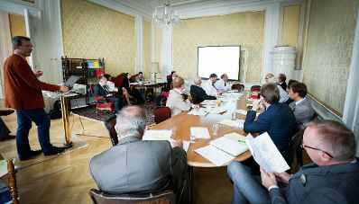 Am 5. Juni 2014 fand im Institut f&uuml;r Staatsorganisation und Verwaltungsreform ein nicht-&ouml;ffentliches Werkstattgespr&auml;ch zum Thema &bdquo;Amt der Bundesregierung&ldquo; statt. Am Rednerpult Reg.Dir. Bernhard Unger (deutsches Bundesverwaltungsamt) bei seinem Referat.