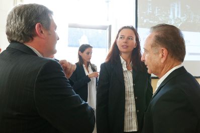 Am 2. Oktober 2014 fand im Institut f&uuml;r Staatsorganisation und Verwaltungsreform eine Veranstaltung zum Thema &bdquo;Forschungswunderland Israel&ldquo; statt. Publikum im Gespr&auml;ch vor Beginn der Veranstaltung; im Hintergrund Dorothea Kipperman, Generalsekret&auml;rin der &Ouml;sterreichisch-Israelischen Handelskammer.