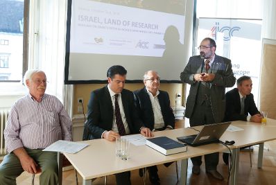 Am 2. Oktober 2014 fand im Institut f&uuml;r Staatsorganisation und Verwaltungsreform eine Veranstaltung zum Thema &bdquo;Forschungswunderland Israel&ldquo; statt. Institutsleiter Priv.-Doz. Balthasar bei der Er&ouml;ffnung der Veranstaltung; weiters auf dem Podium (v.l.n.r.) Prof. Weinberger (TU Wien, Pr&auml;sident der &Ouml;sterreichischen Technion-Gesellschaft), RA Frankl (&Ouml;sterreichisch-Israelische Handelskammer), Prof. Lavie (Pr&auml;sident des Technion, Haifa) und Gf Kraus (Innovateur Technikum Austria).
