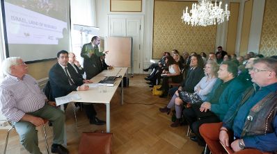 Am 2. Oktober 2014 fand im Institut f&uuml;r Staatsorganisation und Verwaltungsreform eine Veranstaltung zum Thema &bdquo;Forschungswunderland Israel&ldquo; statt. Institutsleiter Priv.-Doz. Balthasar bei der Er&ouml;ffnung der Veranstaltung; Blick ins Publikum. Im Vordergrund Prof. Weinberger (TU Wien, Pr&auml;sident der &Ouml;sterreichischen Technion-Gesellschaft), RA Frankl (&Ouml;sterreichisch-Israelische Handelskammer) und Prof. Lavie (Pr&auml;sident des Technion, Haifa).