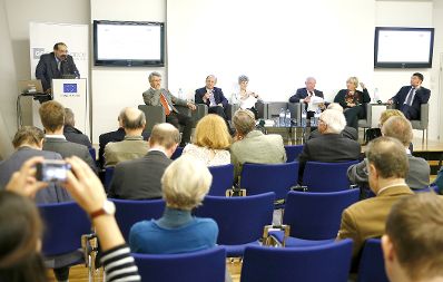 Am 13. November 2014 fand im wiener Haus der Europ&auml;ischen Union eine Veranstaltung zum Thema &quot;Wie das Europa der B&uuml;rger neu aufsetzen?&ldquo; statt. Blick vom Publikum auf das Podium; von links nach rechts: Alexander Balthasar (am Rednerpult), Friedhelm Frischenschlager, Othmar Karas, Melanie Sully, Luc van den Brande, Eva Lichtenberger, J&ouml;rg Leichtfried.