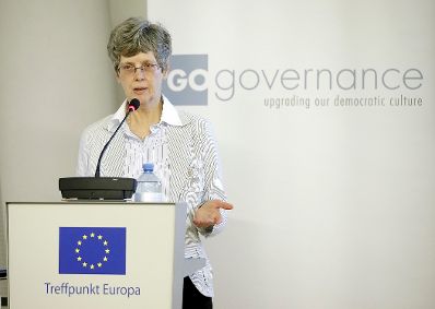 Am 13. November 2014 fand im wiener Haus der Europ&auml;ischen Union eine Veranstaltung zum Thema &quot;Wie das Europa der B&uuml;rger neu aufsetzen?&ldquo; statt. Am Rednerpult die Leiterin des mitveranstaltenden Institutes Go-Governance, Prof. Melanie Sully.