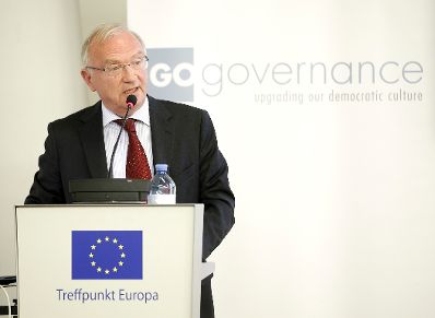 Am 13. November 2014 fand im wiener Haus der Europ&auml;ischen Union eine Veranstaltung zum Thema &quot;Wie das Europa der B&uuml;rger neu aufsetzen?&ldquo; statt. Am Rednerpult der fr&uuml;here Pr&auml;sident des Ausschusses der Regionen der Europ&auml;ischen Union, Luc van den Brande.