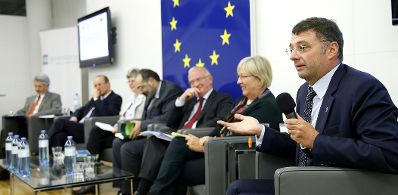 Am 13. November 2014 fand im wiener Haus der Europ&auml;ischen Union eine Veranstaltung zum Thema &quot;Wie das Europa der B&uuml;rger neu aufsetzen?&ldquo; statt. Mit Mikrophon: der Vizepr&auml;sident der sozialdemokratischen Fraktion im Europ&auml;ischen Parlament, J&ouml;rg Leichtfried.