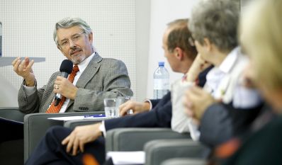 Am 13. November 2014 fand im wiener Haus der Europ&auml;ischen Union eine Veranstaltung zum Thema &quot;Wie das Europa der B&uuml;rger neu aufsetzen?&ldquo; statt. Mit Mikrophon: der fr&uuml;here Bundeminister, Abgeordnete zum Nationalrat und zum Europ&auml;ischen Parlament und derzeitige Pr&auml;sident der Europ&auml;ischen F&ouml;deralistischen Bewegung &Ouml;sterreichs, Friedhelm Frischenschlager.