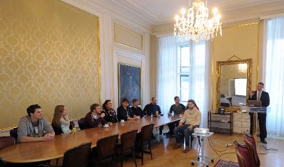Am 19. Dezember 2014 besuchten Studentinnen und Studenten der Hochschule f&uuml;r &ouml;ffentliche Verwaltung und Finanzen Ludwigsburg in Begleitung von Studiendekanin Prof. Dr. Birgit Schenk und Prof. Dr. Robert M&uuml;ller-T&ouml;r&ouml;k (r.) das Bundeskanzleramt. Rechts im Bild Mag. Peter Kustor, Leiter der Abteilung f&uuml;r E-Government, bei seinem Vortrag.
