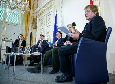 Am 28. J&auml;nner 2015 fand im Bundeskanzleramt die Veranstaltung &bdquo;Was bedeutet Datenschutz f&uuml;r Unternehmen&ldquo; anl&auml;sslich des 9. Europ&auml;ischen Datenschutztages statt. Im Bild die Teilnehmer der Podiumsdiskussion (v.l.n.r.) Andrea Jelinek, Jochen Borenich, Gernot Schaar, Stefan Strauss und Johann Maier. 