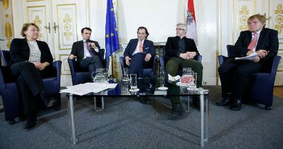 Am 28. J&auml;nner 2015 fand im Bundeskanzleramt die Veranstaltung &bdquo;Was bedeutet Datenschutz f&uuml;r Unternehmen&ldquo; anl&auml;sslich des 9. Europ&auml;ischen Datenschutztages statt. Im Bild die Teilnehmer der Gruppendiskussion (v.l.n.r.) Andrea Jelinek, Jochen Borenich, Gernot Schaar, Stefan Strauss und Johann Maier.